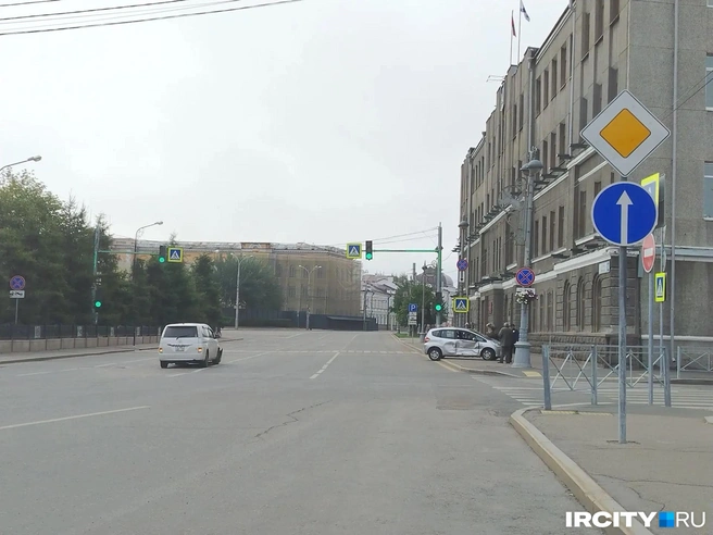 Две иномарки столкнулись у мэрии Иркутска 29 августа | Источник: «ИрСити»