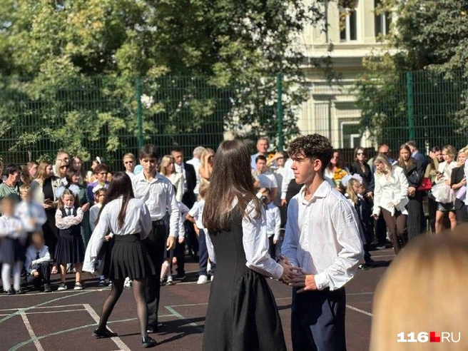 Вальс одиннадцатиклассников | Источник: Регина Алтынбаева / 116.RU