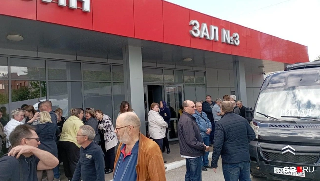 По самым скромным подсчетам, проститься с Андреем Сульдиным пришло около сотни человек | Источник: Илья Овсянников / 63.RU 