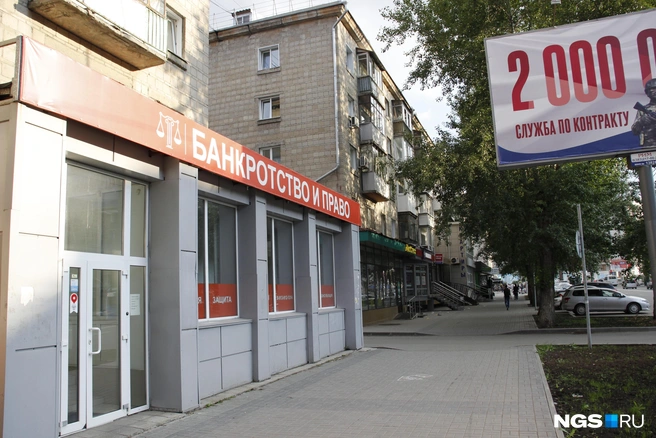 На Маркса появились новые арендаторы, некоторые с торговлей и вовсе не связаны | Источник: Стас Соколов/NGS.RU