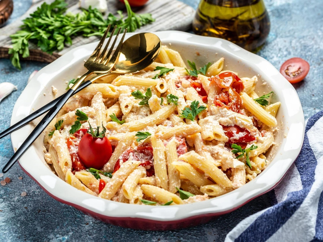 Запеченная паста с сыром фета: рецепт, который покорил TikTok | marieclaire.ru