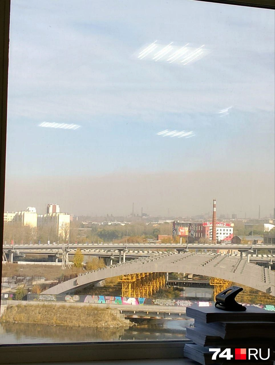 Горожане жалуются не только на густую пелену за окном, но и на неприятный запах | Источник: читатель 74.RU