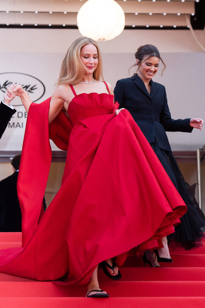 В шлепках и роскошном вечернем платье со шлейфом: Дженнифер Лоуренс удивила всех своим появлением на Каннском кинофестивале 2023