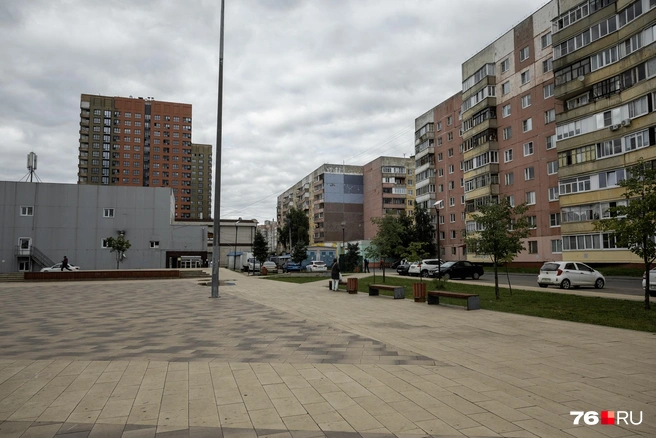 Для мероприятий в сквере предусмотрены большая площадка и сцена | Источник: Александр Куренной / 76.RU