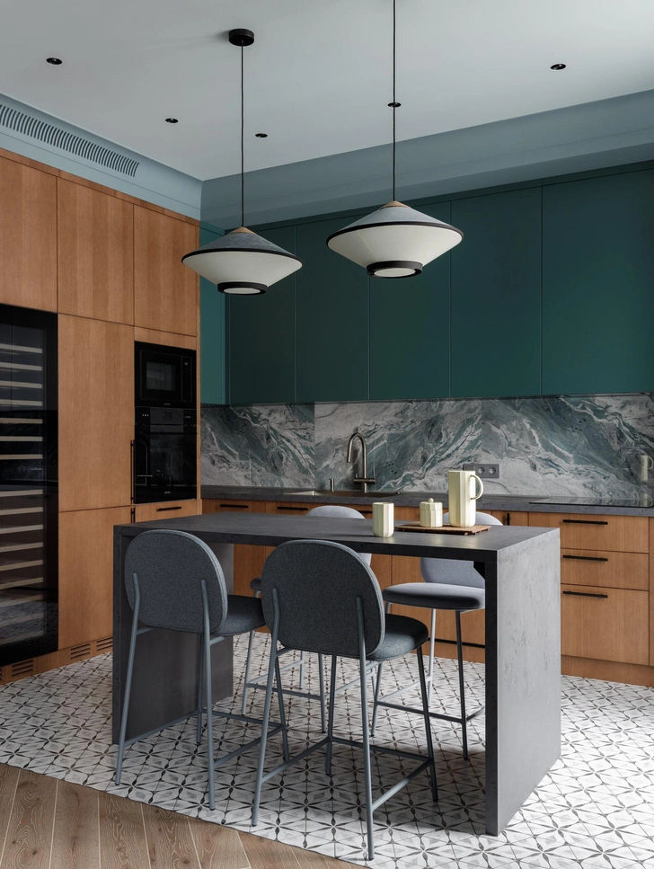 На полу — плитка Bardiglio Hexagon Flower, Equipe. Стулья «Сок», Delo design. На кухонном фартуке — керамогранит, Fanal. | Источник: Елизавета Гуровская. Стиль: Кира Прохорова
