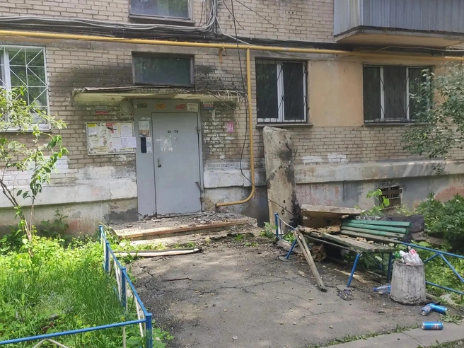 К счастью, в момент падения рядом никого не оказалось | Источник: читатель 74.RU