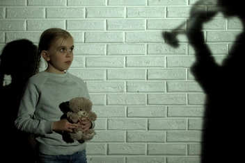 «Мать с детства упрекала меня за то, что отец ее бил. Уже 30 лет живу с этой виной»