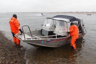 Четвертого рыбака ищут после крушения лодки с застройщиком Назаровым