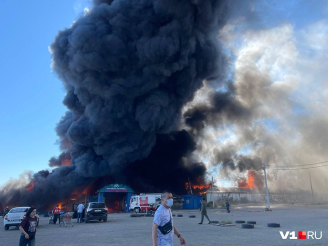 Первые минуты пожара на рынке попали на видео | Источник: читатель V1.RU