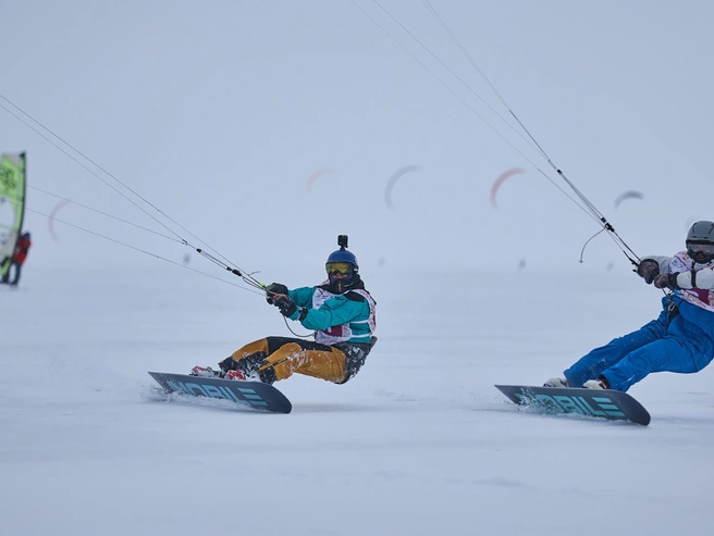 Участники соревнуются в нескольких дисциплинах сноукайтинга. | Источник: Александр Ощепков / NGS.RU