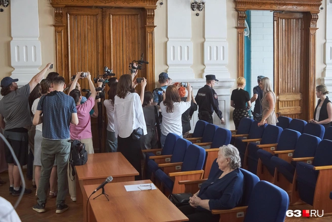 Екатерину выводят из зала суда. На переднем плане&nbsp;— Таисия Киселева | Источник: Роман Данилкин / 63.RU