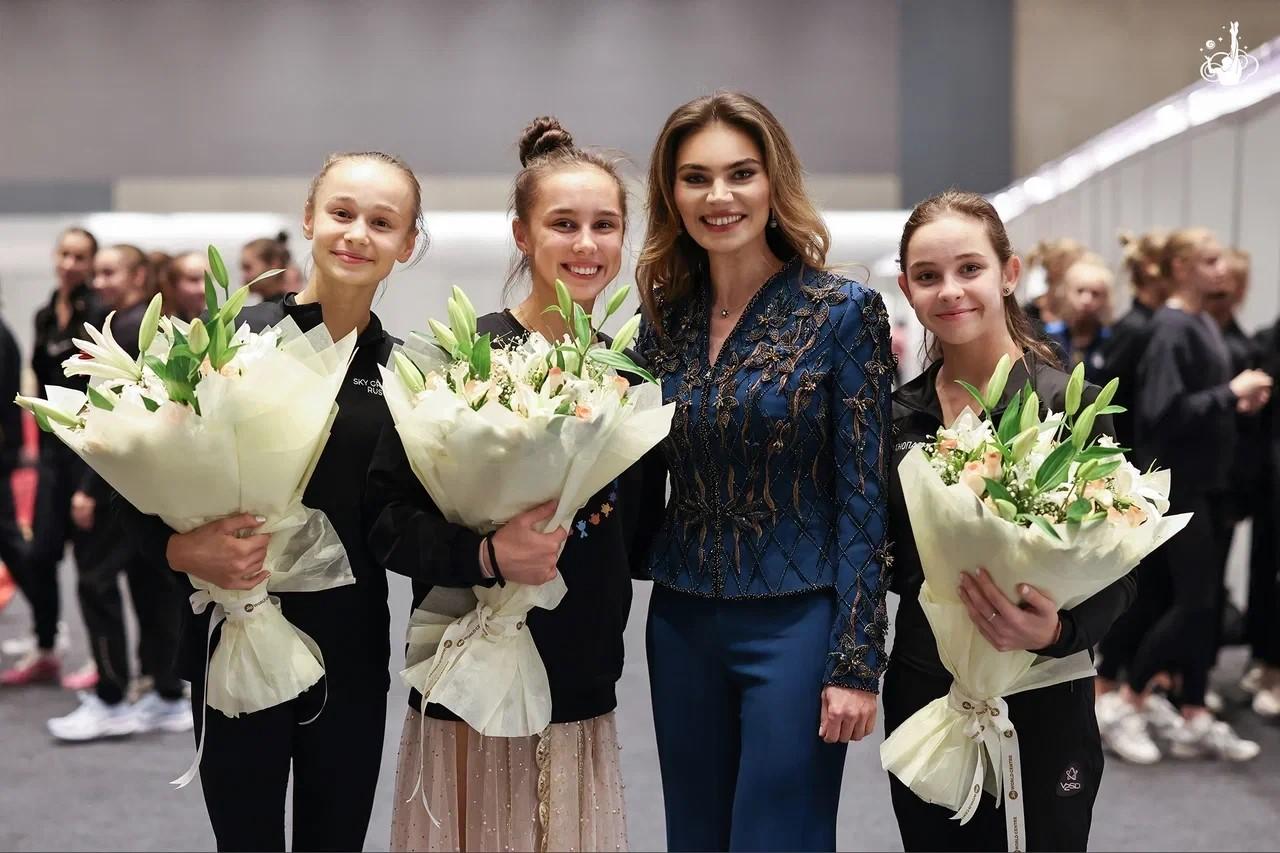 Этот синий костюм с золотой вышивкой ей к лицу! Алина Кабаева покорила всех во время поездки в Индию