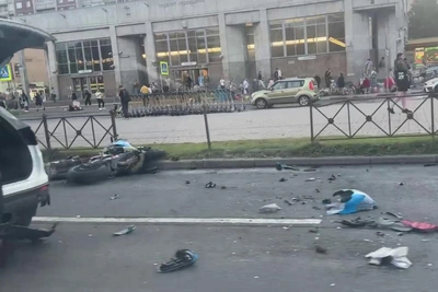 Мотоцикл столкнулся с такси на севере Петербурга