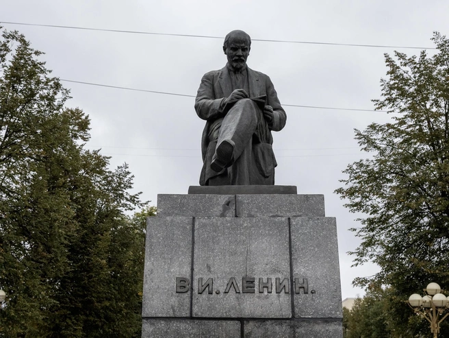 Уже второй памятник В. И. Ленину на улице Советской | Источник: Александр Куренной / 76.RU