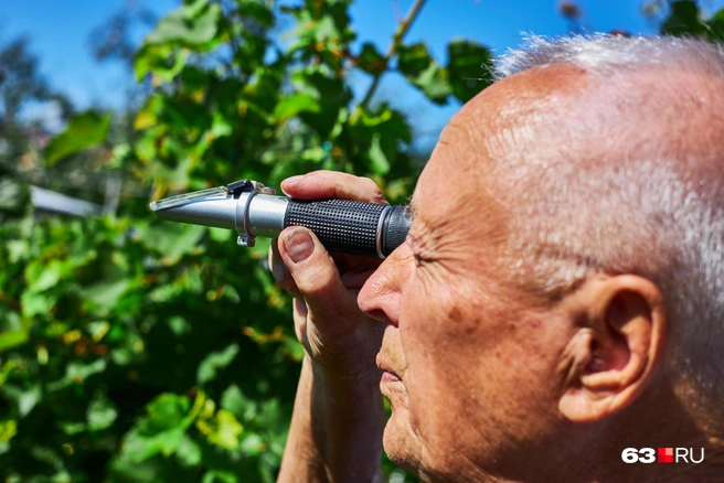 Подносим рефрактометр к глазу | Источник: Роман Данилкин / 63.RU