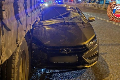 Ночное ДТП на улице Серова: Лада Веста столкнулась с КАМАЗом