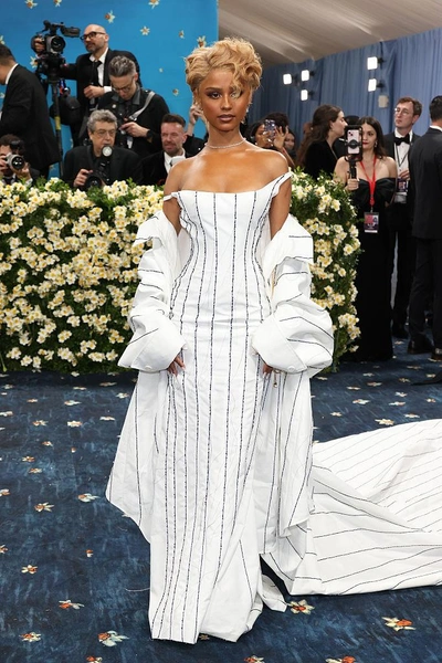 Красивая певица Тайла в Jacquemus | Источник: Getty Images