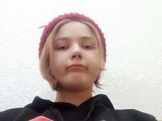13-летняя беременная показала живот на пятом месяце