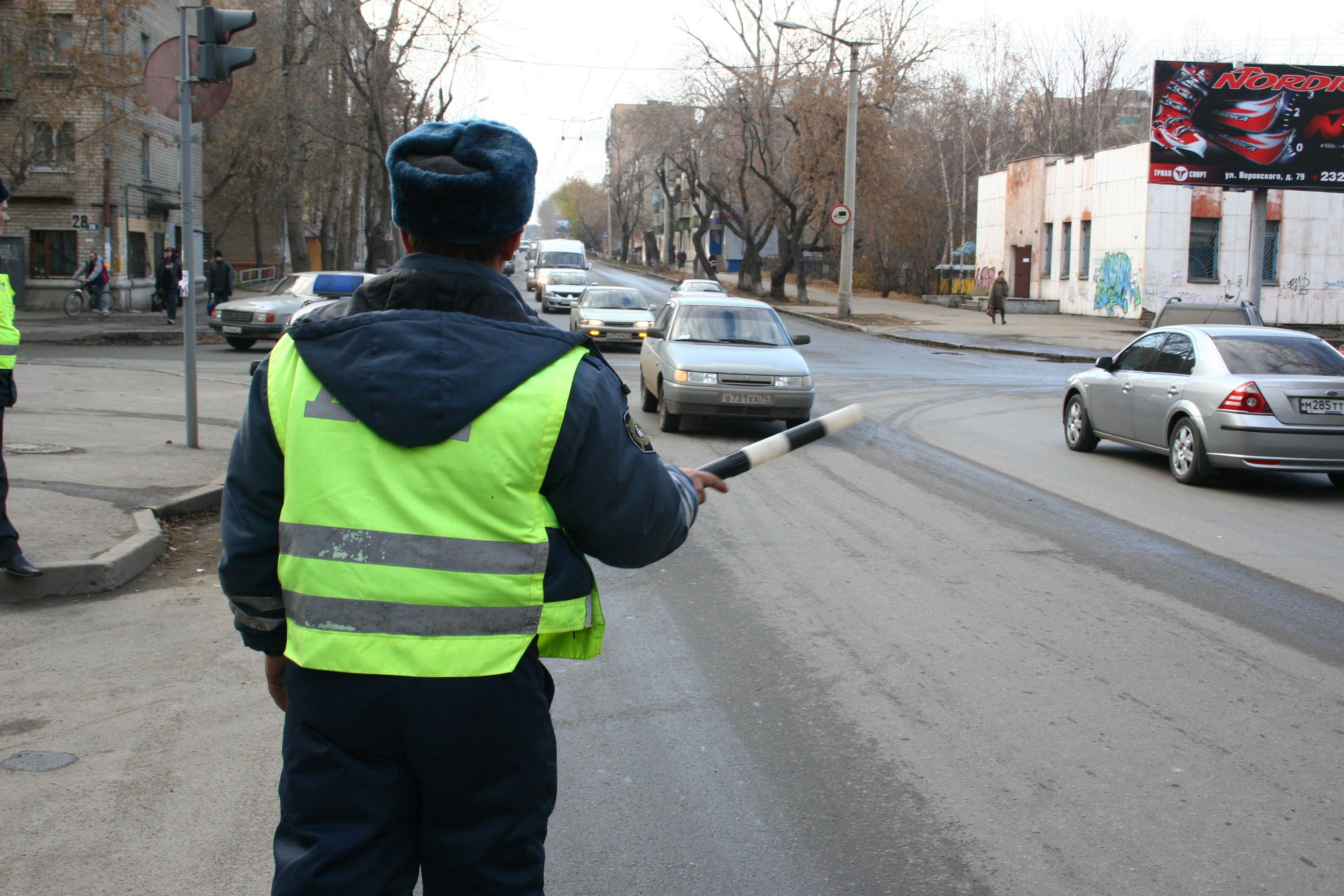 Остановите милиционеров. ГИБДД останавливает авто. Остановили гаишники. Милиционер останавливает машину. ДПС со спины.