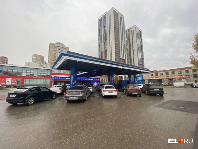 «Газпромнефть» заманила водителей более низкими ценами, чем у конкурентов | Источник: Ирина Порозова / E1.RU