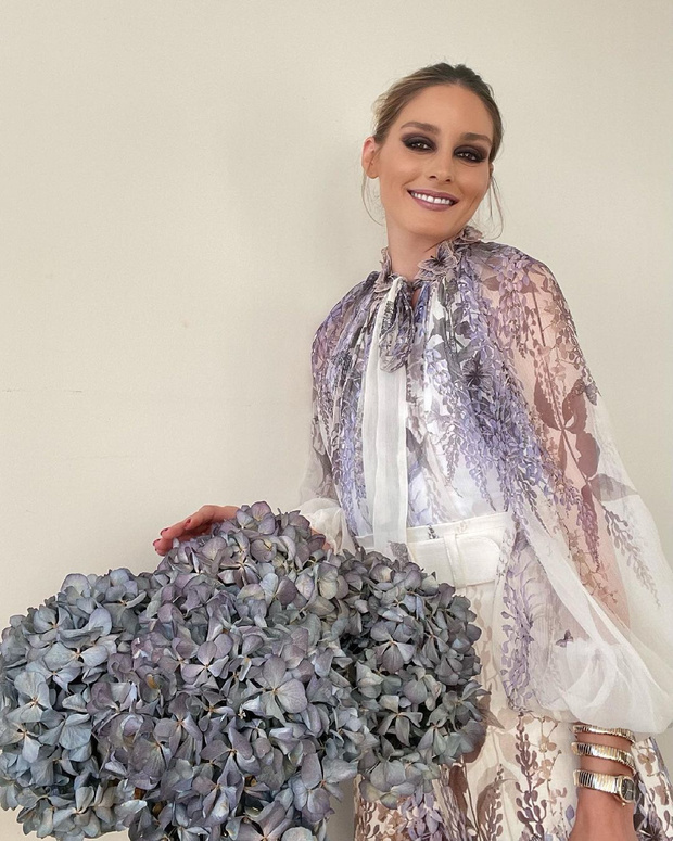 Фото №1 - Идеальное шифоновое платье с гортензиями для летней веранды: показывает Оливия Палермо
