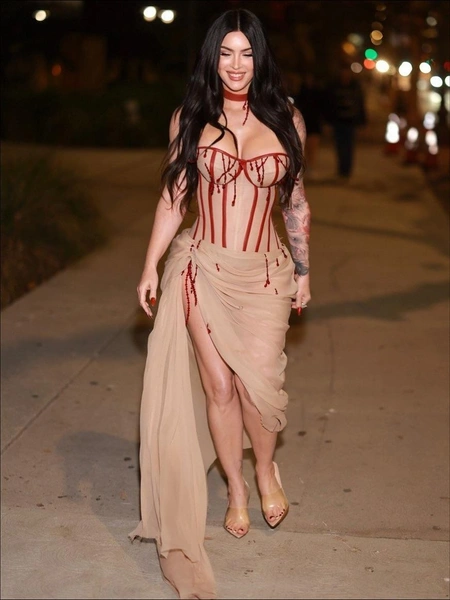 Голый корсет с кровавыми слезами: первое появление Меган Фокс после рождения дочери | marieclaire.kz