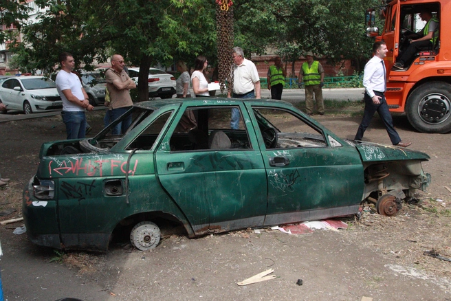 Этот автомобиль вывезли из дворов на Комсомольском проспекте, и его состояние очевидно | Источник: администрация Челябинска