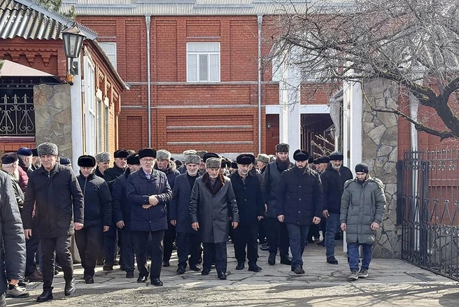 В траурной церемонии приняли участие десятки человек | Источник: Таисия Боршигова / ТАСС