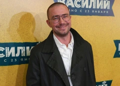 Торт с супергероем, пожелания «Оскара», тост от Юры Борисова: Саша Петров с размахом отметил 36-летие