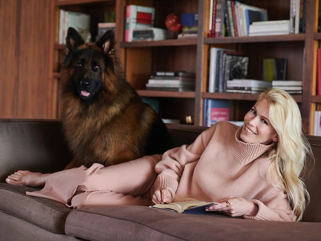 Бери и делай: лестница, как у Клаудии Шиффер | Источник: Соцсети Клаудии Шиффер