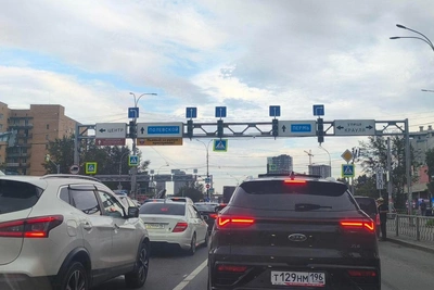Сломанный светофор в Екатеринбурге вызвал 5-километровую пробку