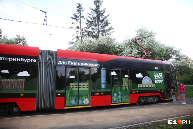 Трехсекционный вагон вмещает больше трехсот пассажиров | Источник: Владислав Лоншаков / E1.RU