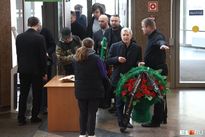На панихиду пришли коллеги Евгения Горенбурга по рок-клубу, многочисленные партнеры по работе в спорте и бизнесе | Источник: Владислав Лоншаков / E1.RU