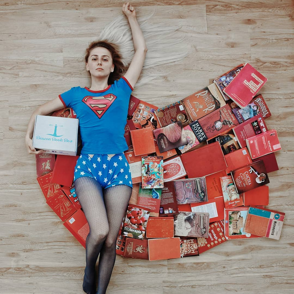 Инстаграм (запрещенная в России экстремистская организация) дня: Девушка наряжается в костюмы из книг