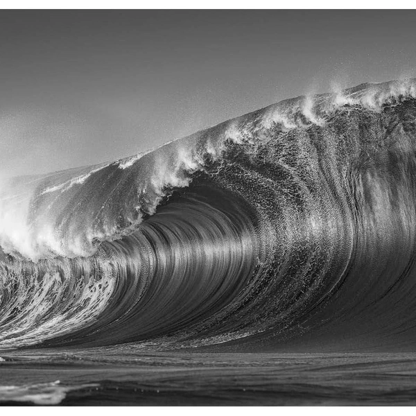 А среди черно-белых фото победа досталась кадру океанской волны | Источник: Ted Grambeau / HIPA 2025