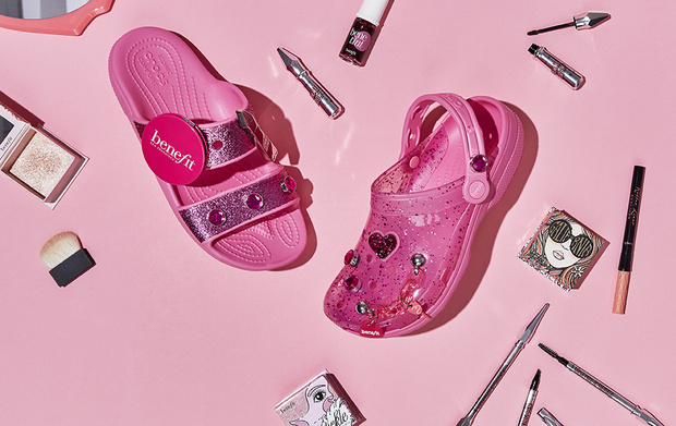 Фото №2 - Benefit X Crocs: гламурные розовые кроксы, о которых мечтает даже Барби