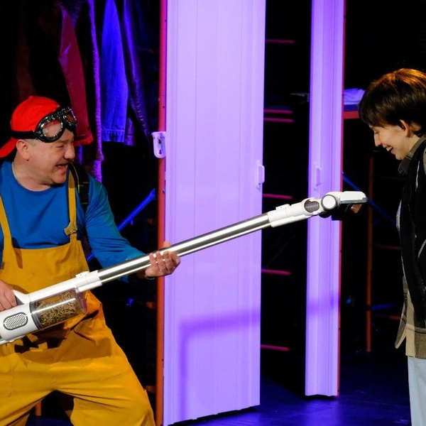 Сцена из спектакля «Малыш и Карлсон» | Источник: НДТ «Советский»