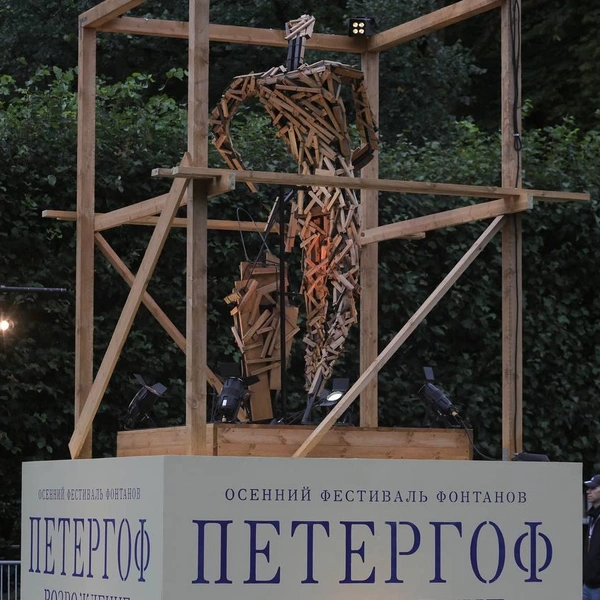 «Вернуть сказку, уничтоженную взрывами бомб». В Петергофе показывают световое шоу о его восстановлении | Источник: Дарья Драй / «Фонтанка.ру»
