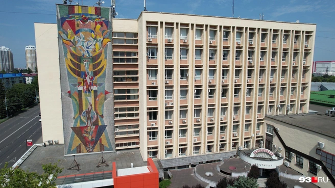 Панно на семиэтажном здании | Источник: Валерий Годадзе
