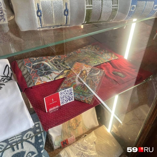 Есть и дизайнерские платки | Источник: Екатерина Вохмянина / 59.RU