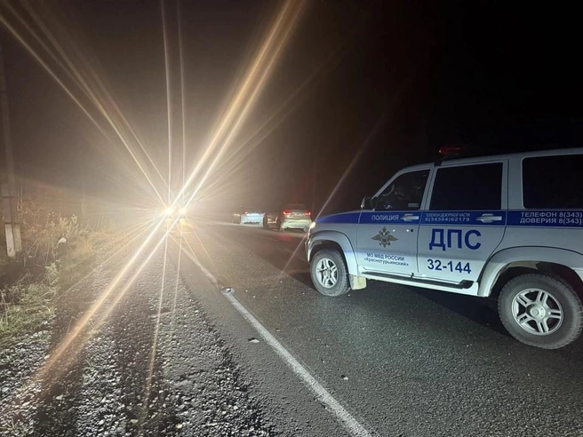 Водитель Lada сказал, что заметить пешехода ему помешали фары встречного автомобиля | Источник: ГАИ Свердловской области