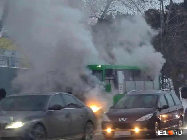 У «Радуги Парка» вспыхнул автобус. Водители встали в длинную пробку | Источник: читатель E1.RU