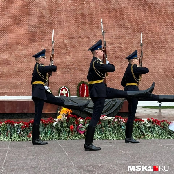 Смена Почетного караула Президентского полка у Могилы Неизвестного Солдата | Источник: Артем Устюжанин / MSK1.RU