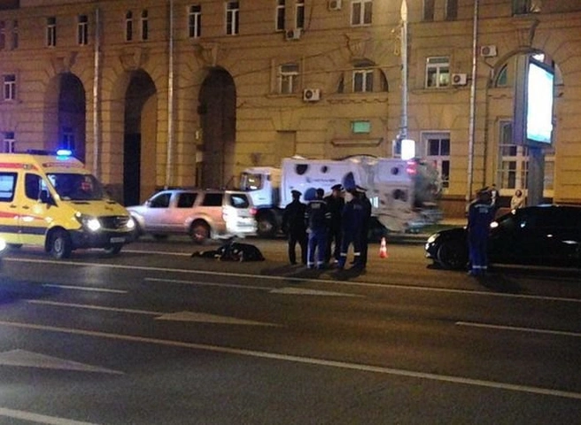 На Новом Арбате автомобиль с номерами АМР насмерть сбил сотрудника ГИБДД (видео) | ya62.ru