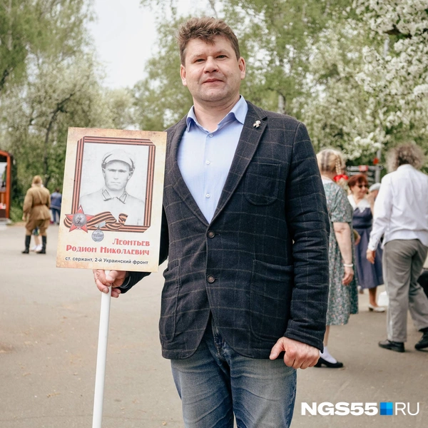Кто-то пришел в парк после шествия «Бессмертного полка» | Источник: Кирилл Башинский / NGS55.RU