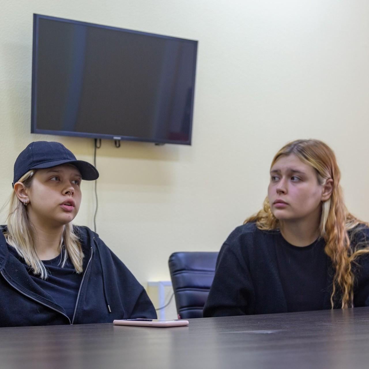 <p>дочери умершего Владислава</p>