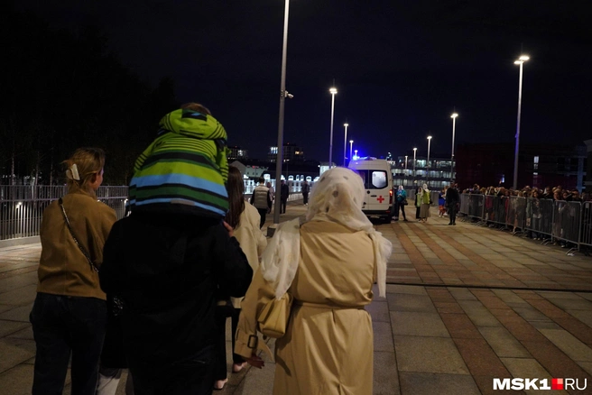 Ей потребовалась помощь медиков: в сопровождении неравнодушных прихожан и сотрудников экстренных служб ее завели в машину скорой помощи | Источник: Артем Рамазани-Зубов / MSK1.RU