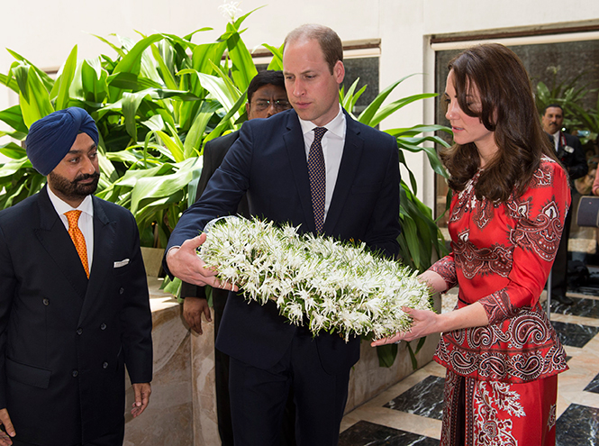 И снова McQueen: герцогиня Кембриджская в красном на церемонии в Taj Mahal Palace