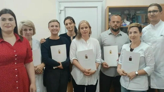 В свой первый рабочий день Александр Пресняков вручил Благодарственные письма от губернатора сотрудникам Отделения амбулаторной судебно-психиатрической экспертизы | Источник: Ярославская областная психиатрическая больница / vk.com
