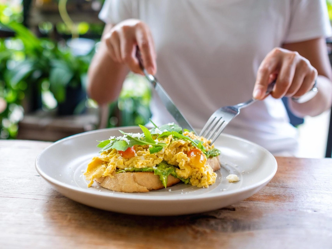 Опасная привычка: почему нельзя добавлять молоко в омлет | marieclaire.ru